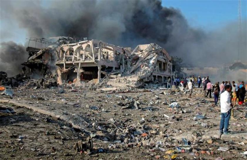 La primera explosión junto al hotel Safari en Mogadiscio (Somalia). Foto: EFE