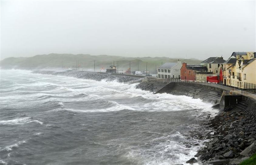 La tormenta Ophelia paraliza Irlanda y deja tres muertos