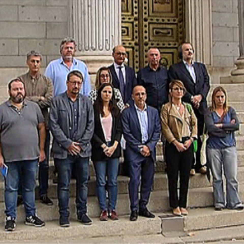 Concentración de diputados frente al Congreso por el encarcelamiento de Sánchez y Cuixart