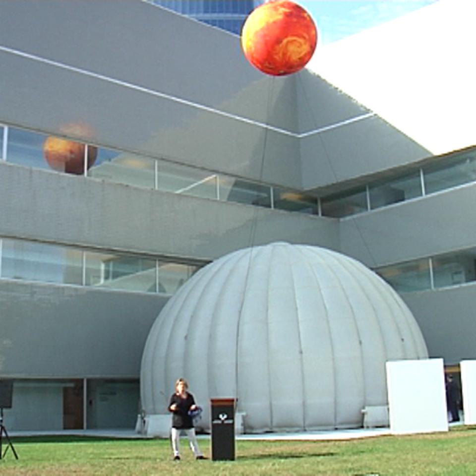 Imagen del planetario instalado al lado de Bizkaia Aretoa. Foto: UPV/EHU. 