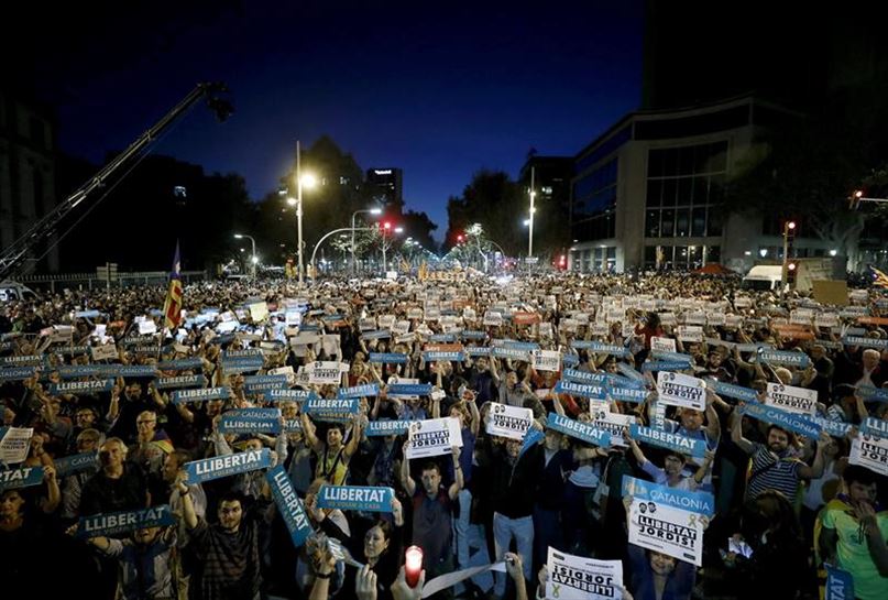 Unas 200.000 personas pidieron ayer en Barcelona liberar a Jordi Sánchez y Jordi Cuixart. Foto: EFE