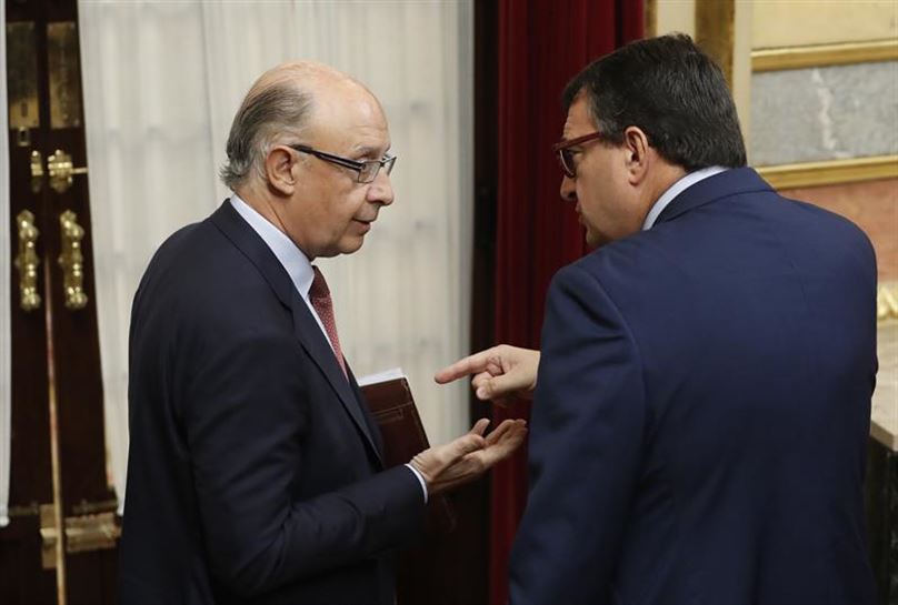 Cristobal Montoro y Aitor Esteban conversan en el Congreso. Foto: EFE