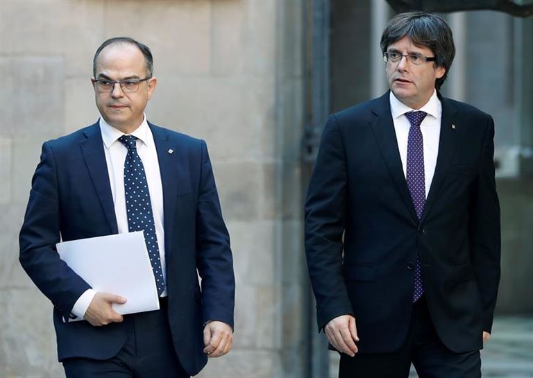 Carles Puigdemont, acompañado del consejero Jordi Turull. Foto: EFE. 