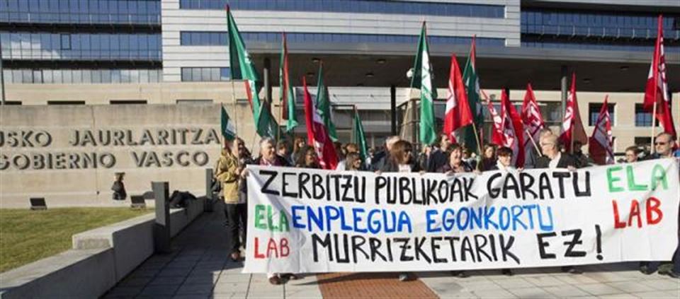 Representantes de los sindicatos ELA y LAB se han concentrado frente al Gobierno Vasco. Foto: EFE