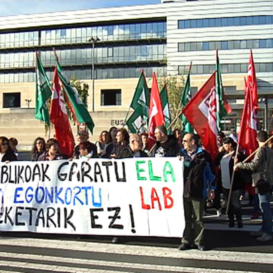 Sindikatuetako ordezkariek protesta egin dute Eusko Jaurlaritzaren aurrean. Argazkia: EFE