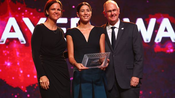 Garbiñe Muguruza recibe en premio de la WTA.