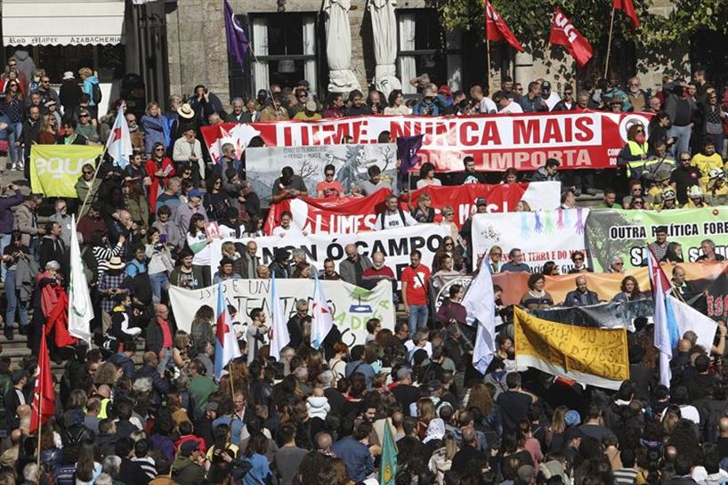 Miles de personas protestan en Santiago de Compostela contra los incendios que arrasaron Galicia.EFE