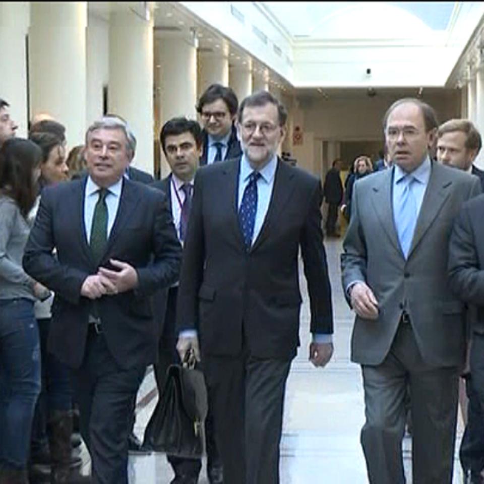Mariano Rajoy en el Senado, rodeado de parlamentarios del PP.