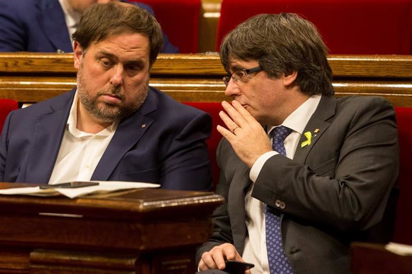 Carles Puigdemont eta Oriol Junqueras Kataluniako Parlamentuan, urriaren 27ko osoko bilkuran. EFE