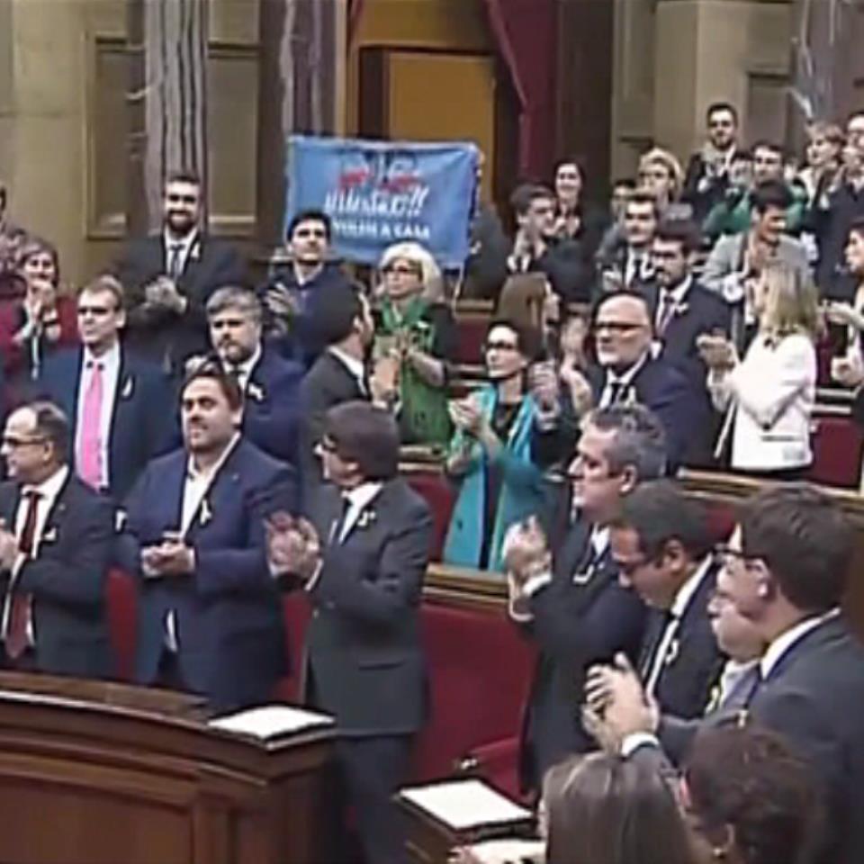 El Parlament declara la independencia de Cataluña