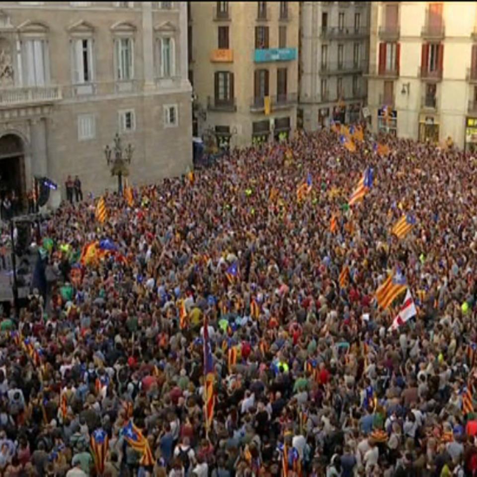 Miles de personas celebran la independencia en la plaza de Sant Jaume