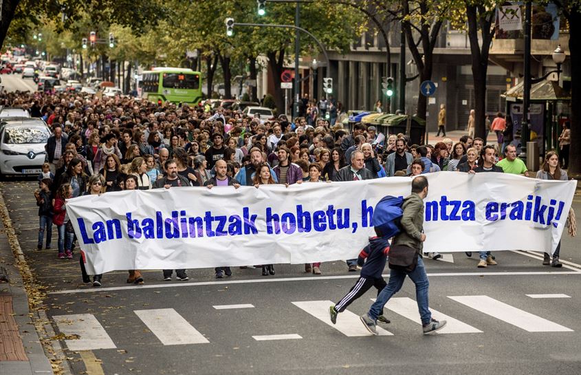 Manifestación de trabajadores y trabajadores de la enseñanza pública en Bilbao. Foto: EFE. 