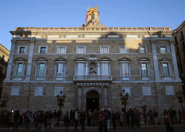 Imagen del Palau de la Generalitat, con multitud de periodistas esperando. Foto: EFE. 