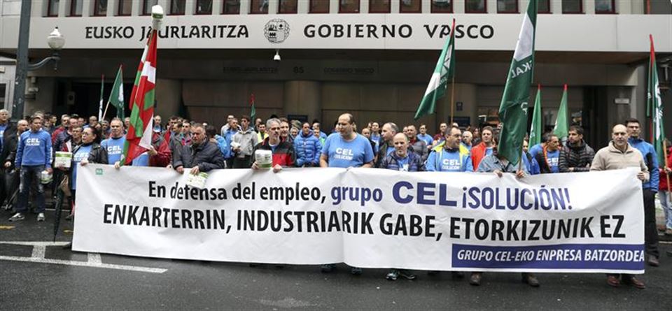 Trabajadores de CEL ante la sede del Gobierno Vasco en Bilbao