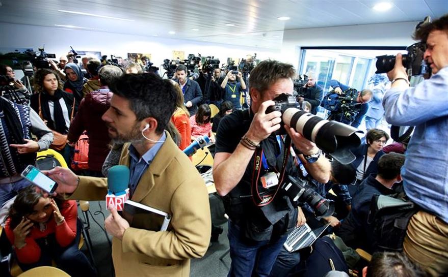 Gran expectación mediátca en la sala donde comparecerá Puigdemont. Foto: EFE