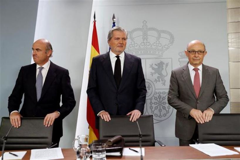Íñigo Méndez de Vigo, Luis de Guindos y Cristóbal Montoro tras el Consejo de Ministros. Foto: EFE