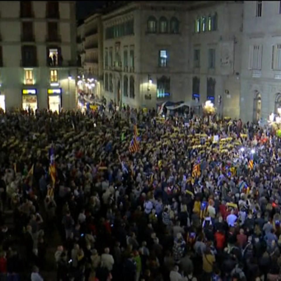 Miles de presonas se concentran frente al Ayuntamiento de Barcelona. Foto: EFE