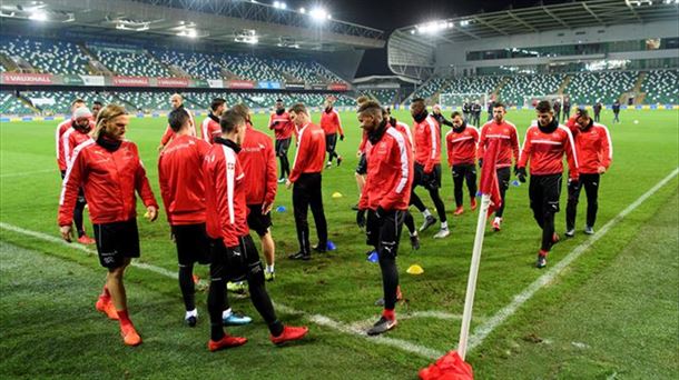 La selección de Suiza entrenando en el campo de Irlanda de Norte. Foto: EFE