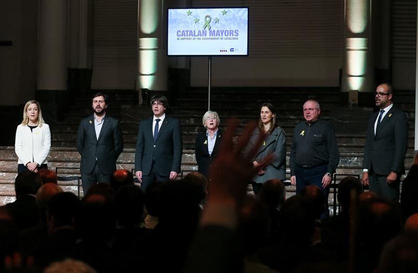 El president Carles Puigdemont y los cuatro consejeros cesados que huyeron a Bélgica. EFE