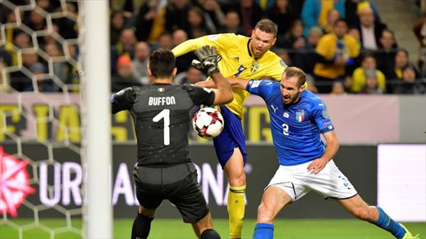 Buffon y Chiellini (Italia) luchando por un balón ante Marcus Berg (Suecia). EFE