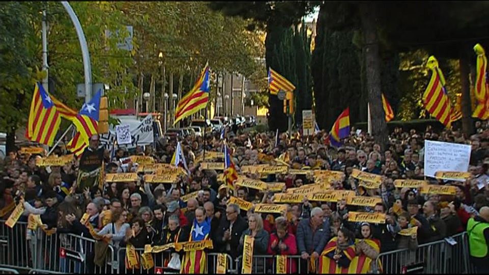 Miles de personas exigen en Barcelona la liberación de los 'presos políticos'