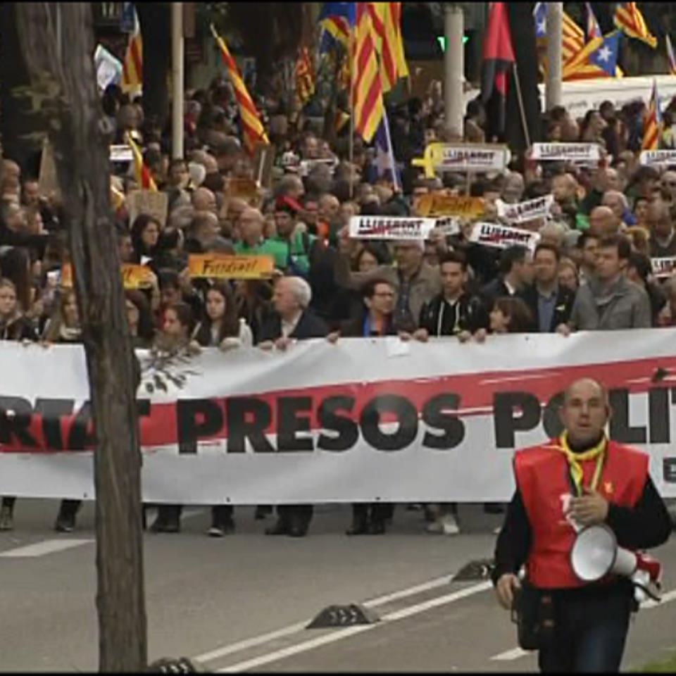 Miles de personas reclaman en Barcelona la libertad de los consellers