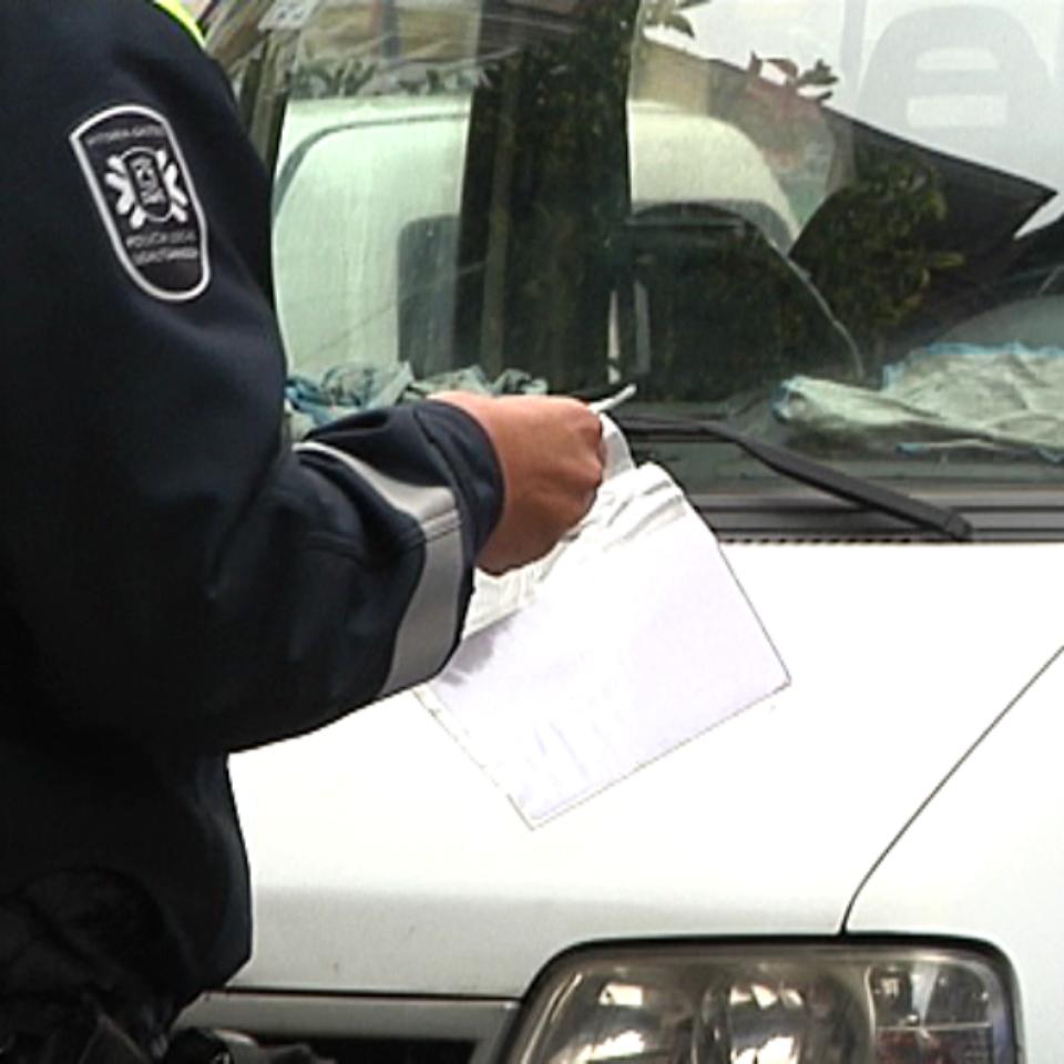 Un policía local de Gasteiz emite una multa. 