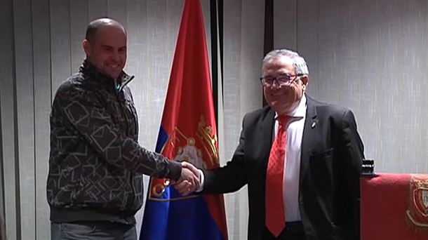 Momento en el que Luis Sabalza (derecha) ha sido investido como presidente. Foto: EITB