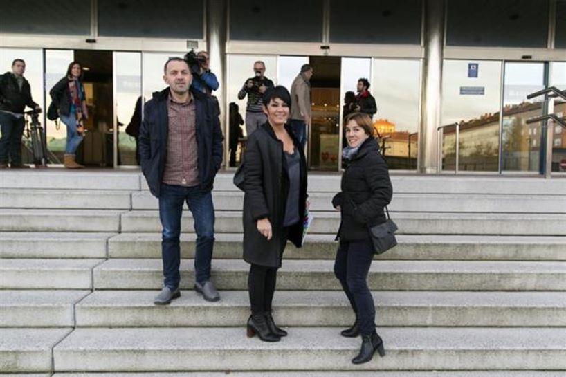Unai Urruzuno, Maddalen Iriarte y Leire Pinedo, integrantes de la delegación de EH Bildu. Foto: EFE