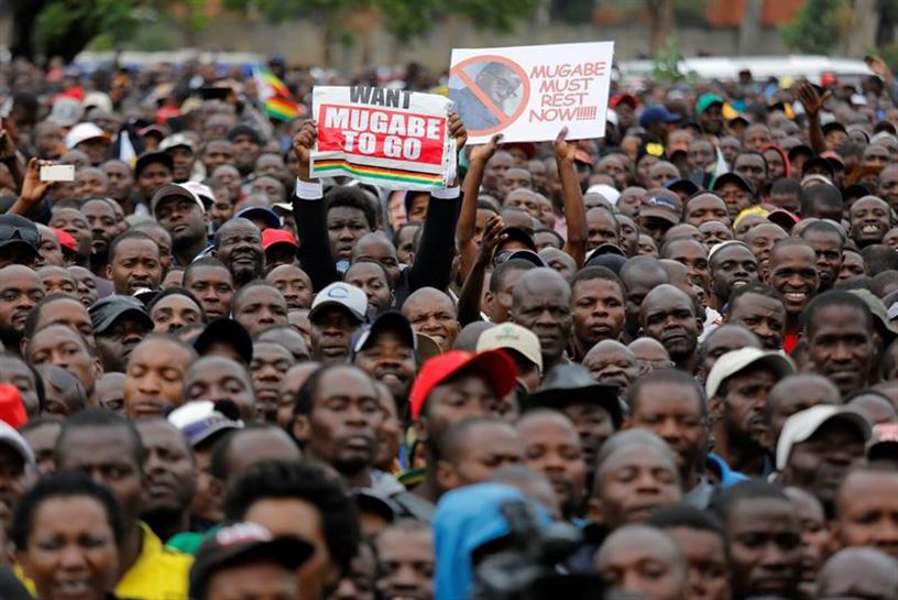 Marchas para pedir la dimisión del presidente Mugabe. Foto: EFE