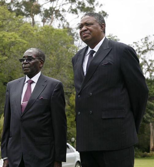 El vicepresidente cesado Mnangagwa junto al presidente dimitido Mugabe