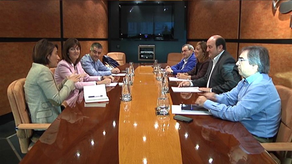 Captura de un vídeo de ETB de una reunión anterior entre el PNV, PSE y PP en Sabin Etxea. 