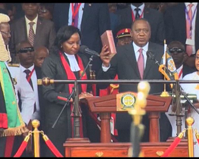 Uhuru Kenyattak Kenyako presidente-karguaren zina egin du, bigarren aldiz