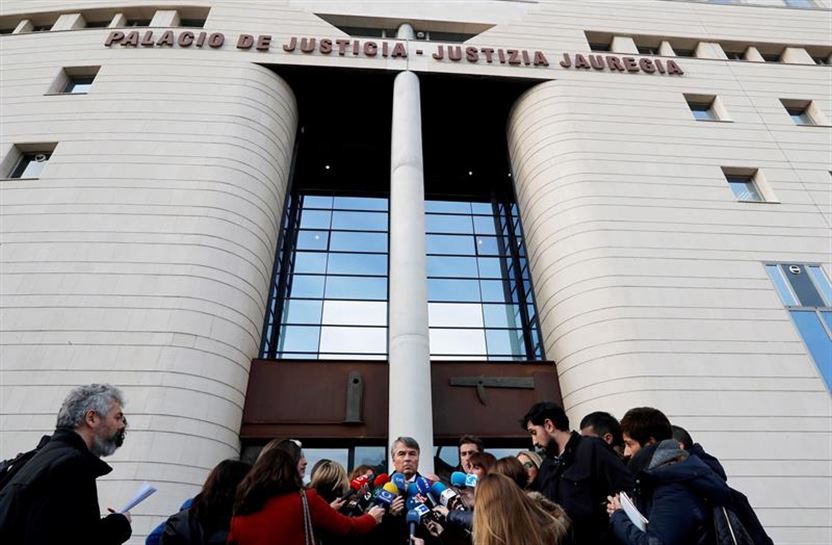 Agustín Martínez Becerra abogado defensor atiende a los medios a las puertas del Palacio de Justicia
