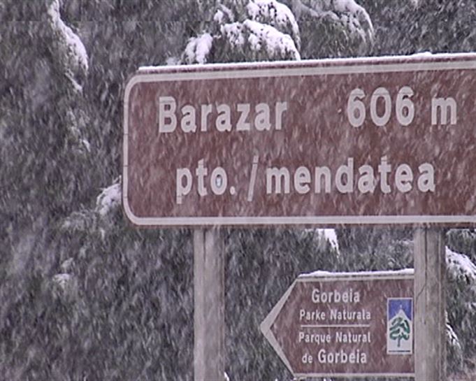 Nieve en varios puertos de Bizkaia, con granizo hasta en el litoral