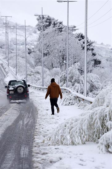 Nieve en una carretera de San Sebastián.
