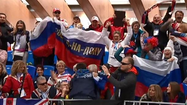 Algunos aficionados rusos celebran una medalla lograda en los JJOO de Sochi. Foto: EiTB