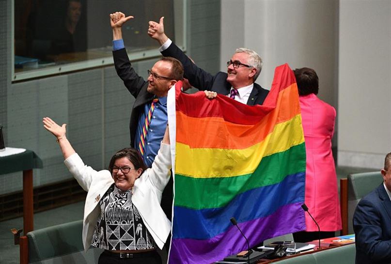 Diputados australianos celebran la aprobación del matrimonio homosexual. EFE