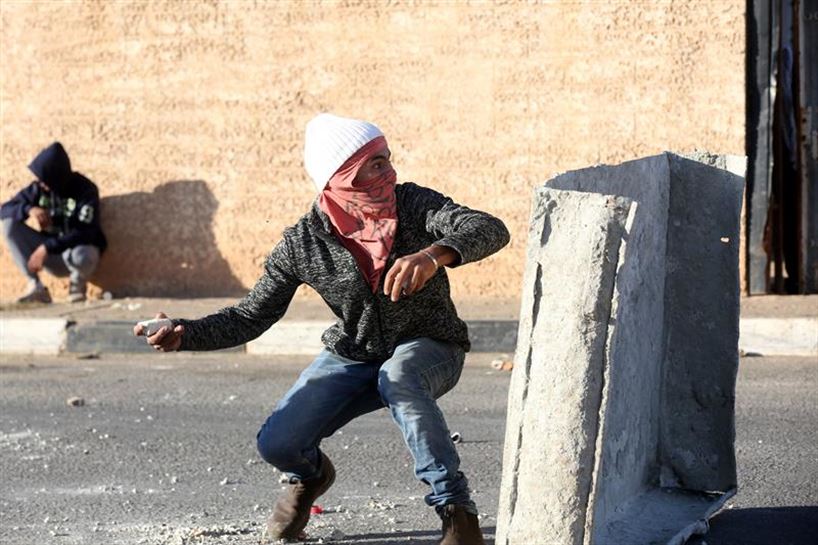 Un joven palestino lanza piedras contra el Ejército israelí, en una imagen reciente.