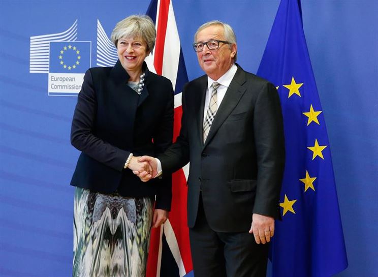 La Comisión Europea y el Reino Unido cierran las bases del divorcio del 'brexit'