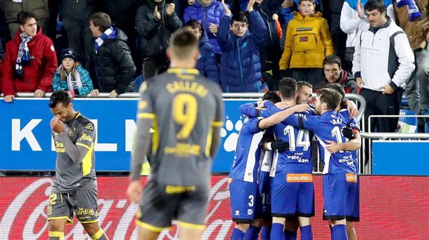 Alaveseko jokalariak gol bat ospatzen Las Palmasen aurkako partidan. Argazkia: EFE