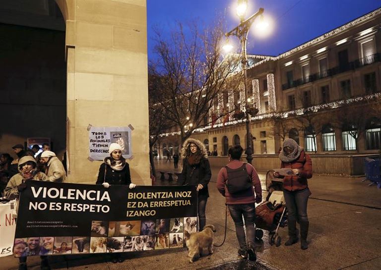 La jornada de denuncia ha sido convocada por el colectivo Libertad Animal Navarra. Foto: EFE