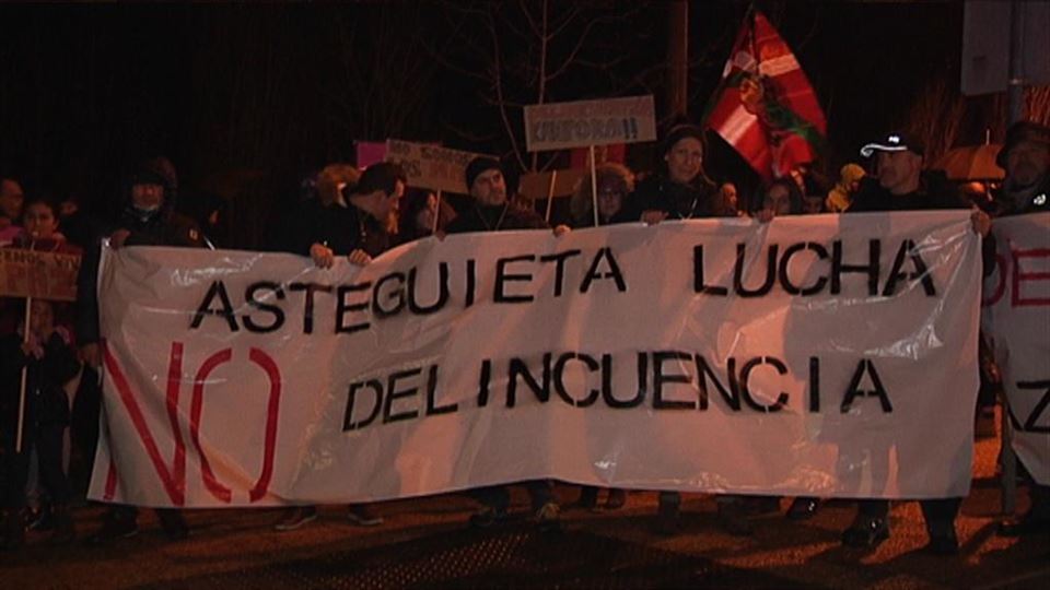 Una de las pancartas de la concentración contra los Pichis. Foto: EiTB