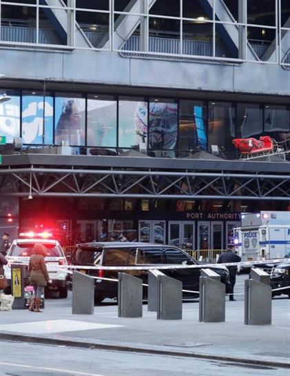 Lau pertsona zauritu dituzte New Yorken izandako atentatu saiakera batean