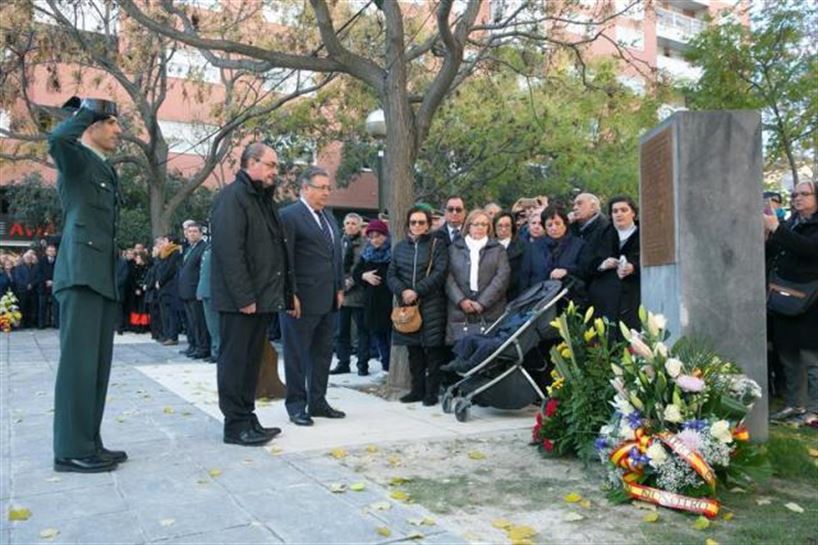 Ofrenda floral ante el monolito conmemorativo del atentado contra la casa cuartel de Zaragoza. EFE