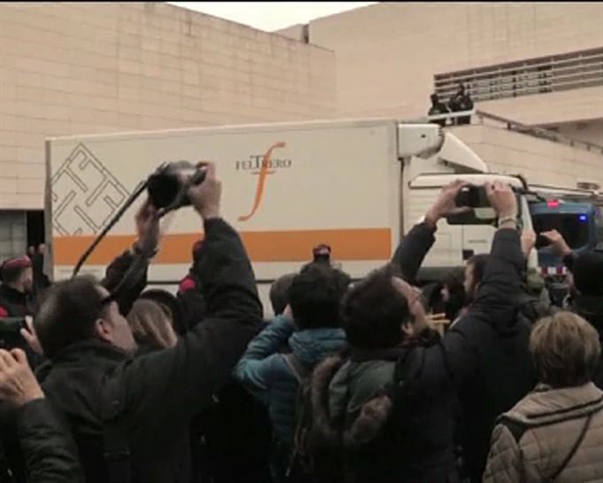 Los Mossos impiden la entrada a los manifestantes al perímetro de seguridad ante el Museo. EFE