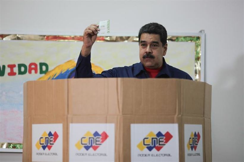 Nicolas Maduro bozkatzen, igandeko hauteskundeetan. EFE 