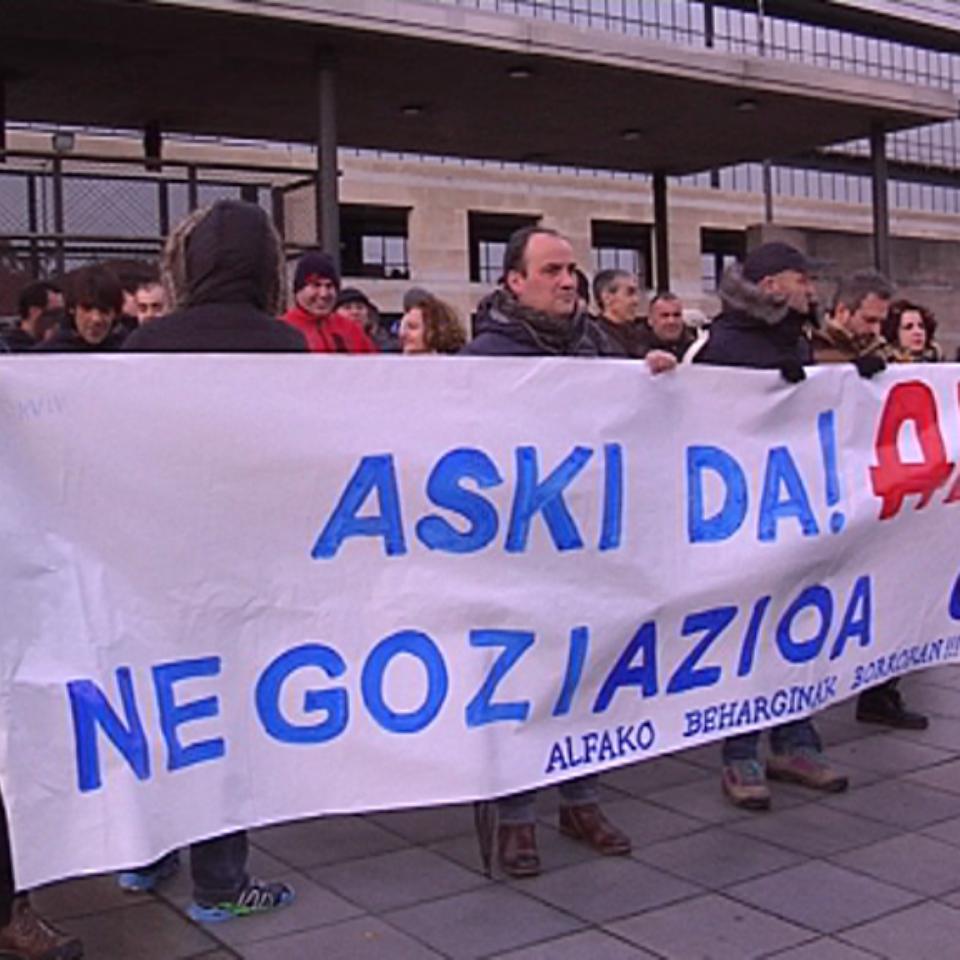 Trabajadores de Alfa concentrados ante la sede del Gobierno Vasco en Lakua.