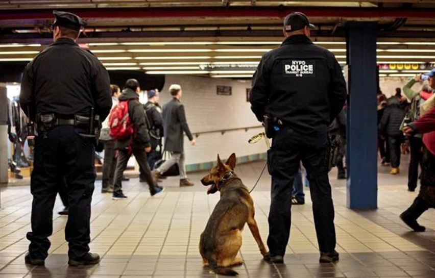La Policía de Nueva York vigila la estación de metro bajo la estación de autobuses en Manhattan. EFE