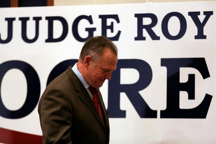 El candidato republicano al Senado Roy Moore sale del escenario cabizbajo. Foto: EFE